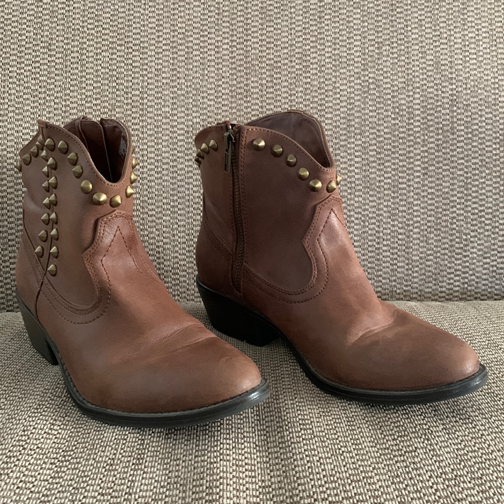 Mossimo brown western booties. Size 8